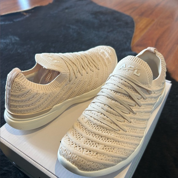 WOMENS APL SHOES - Picture 4 of 5